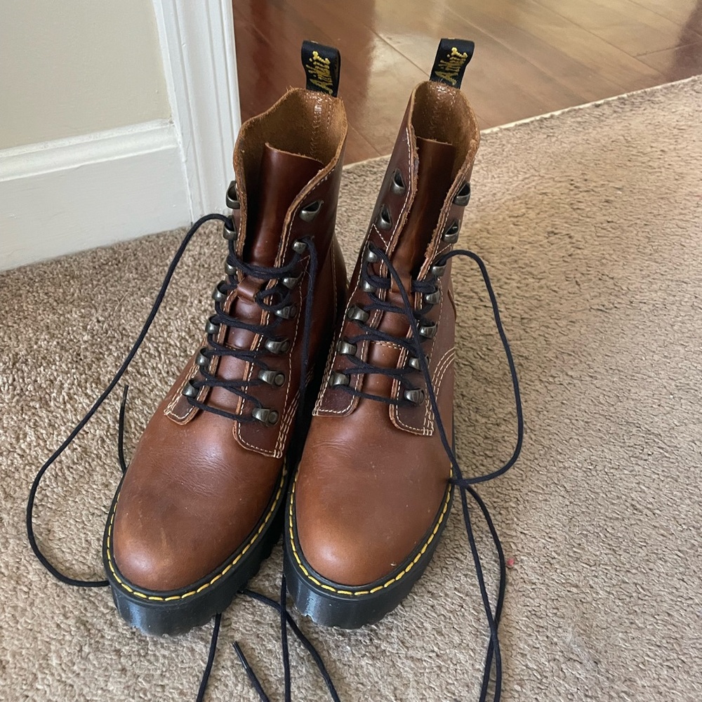 Dr Martens Leona Boot. Lightly worn. Size 7.